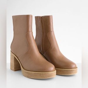 NWOB Oasis Society Chunky Heeled Ankle Boot Size 9 In Color Mauve